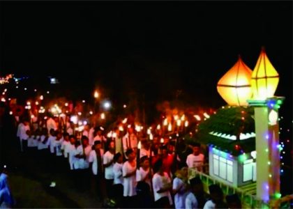 Ilustrasi Takbir keliling jalan kaki dengan membawa obor