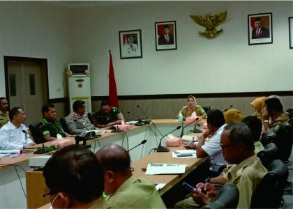 Bupati Purbalingga Dyah Hayuning Pratiwi (Tiwi) saat memimpin rapat koordinasi jelang lebaran 1444 H bersama anggota Forum Koordinasi Pimpinan Daerah (Forkopimda), di ruang rapat Bupati, Senin 3 April 2023.