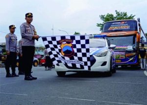 Wakapolres Purbalingga, Kompol Pujiono bersama Pejabat Utama Polres melepas rombongan Balik Mudik Gratis Polres Purbalingga dari Mapolres Purbalingga, Rabu 26 April 2023 sore.