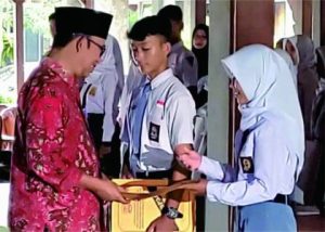 Bupati Banyumas Achmad Husein melantik dengan menandatangani berita acara dan penyerahan surat keputusan Bupati secara simbolis kepada ketua dan wakil ketua, di Pendopo Si Panji Purwokerto, Rabu 12 April 2023 Bupati Banyumas Achmad Husein melantik dengan menandatangani berita acara dan penyerahan surat keputusan Bupati secara simbolis kepada ketua dan wakil ketua, di Pendopo Si Panji Purwokerto, Rabu 12 April 2023