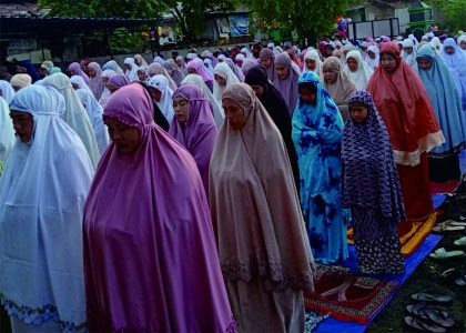 Jamaah Aboge Kabupaten Purbalingga, melaksanakan Salat Idulfitri 1 Syawal 1444 Hijriah, di Masjid Jami Syeh Sayid Kuning di Desa Onje, Kecamatan Mrebet, Minggu 23 April 2023. Foto: tabloidelemen.com/Badar M Nur