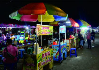 Komunitas Satu Barisan Purbalingga menyelenggarakan Bazar Usaha Kecil Mikro dan Menengah (UMKM), di halaman parkir selatan GOR Goentoer Darjono Purbalingga ini.