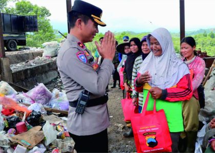 Wakapolres Purbalingga, Kompol Pujiono saat memimpin Baksos di lokasi kekurangan Bahan Pokok Penting (Bapokting), lokasi rawan potensi konflik dan slum area, Jumat 14 April 2023. Foto Humas Polres Purbalingga