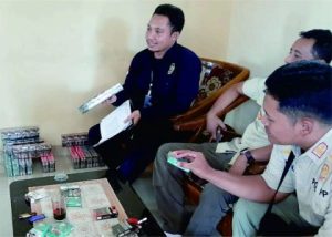 Satuan Polisi Pamong Praja (Satpol PP) Purbalingga dan Bea Cukai Purwokerto berhasil mengamankan sebanyak 10.388 batang rokok ilegal dari berbagai jenis dan merek Satuan Polisi Pamong Praja (Satpol PP) Purbalingga dan Bea Cukai Purwokerto berhasil mengamankan sebanyak 10.388 batang rokok ilegal dari berbagai jenis dan merek