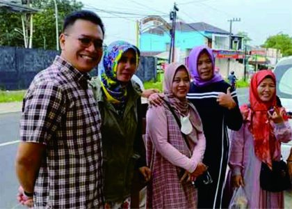 Ketua DPRD Purbalingga HR Bambang Irawan bersama Paguyuban Alumni SMP Negeri 3 Purbalingga (PASTIBANGGA), usai membagikan 500 paket makanan untuk berbuka puasa kepada masyarakat. Jumat 7 April 2023