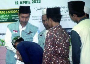 Ketua Santri Gayeng Nusantara (SGN) Purbalingga, Kiai Achmad Labib Murtaqi menyantuni anak yatim piatu di Panti Asuhan Al Khoerot, Rabu 12 April 2023. Ketua Santri Gayeng Nusantara (SGN) Purbalingga, Kiai Achmad Labib Murtaqi menyantuni anak yatim piatu di Panti Asuhan Al Khoerot, Rabu 12 April 2023.