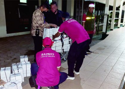 Baznas Purbalingga menyajikan makanan untuk santap sahur bagi keluarga  yang menunggu pasien di Rumah Sakit (RS).