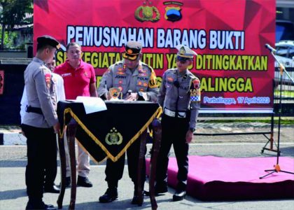 Penandatanganan berita acara pemusnahan barang bukti miras, usai Apel Gelar Pasukan Operasi Ketupat Candi 2023 di jalan lingkar Alun-alun Purbalingga, Senin 17 April 2023.