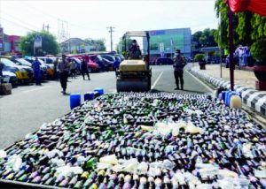 Pemusnahan miras menggunakan kendaraan berat, usai Apel Gelar Pasukan Operasi Ketupat Candi 2023 di jalan lingkar Alun-alun Purbalingga, Senin 17 April 2023.