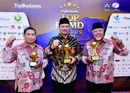 Wali Kota Madiun, Maidi bersama Direksi Perumda Tirta Taman Sari usai  menerima penghargaan dalam Top BUMD Awards 2023 di Jakarta, Rabu 5 April 2023. (Istimewa/Pemkot Madiun)