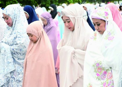 Bupati Purbalingga Dyah Hayuning Pratiwi (Tiwi) saat Salat Idulfitri 1444 Hijriah di di Alun-alun Purbalingga, Sabtu 22 April 2023