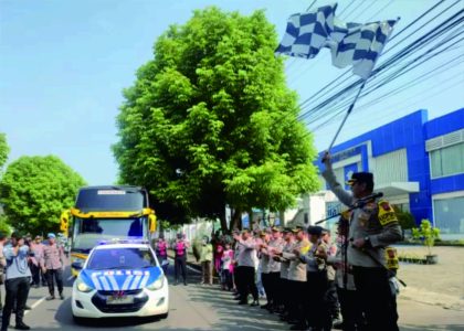 Kapolresta Banyumas, Kombes Pol Edy Suranta Sitepu bersama Pejabat Utama Polres melepas rombongan Balik Mudik Gratis Polresta Banyumas, Rabu 26 April 2023.