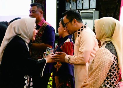 Bupati Purbalingga Dyah Hayuning Pratiwi (Tiwi) berjabat tangan dengan Kapolres Purbalingga AKBP Hendra Irawan, dalam acara Kenal Pamit Kapolres Purbalingga, di Pendopo Dipokusumo, Rabu 3 Mei 2023.