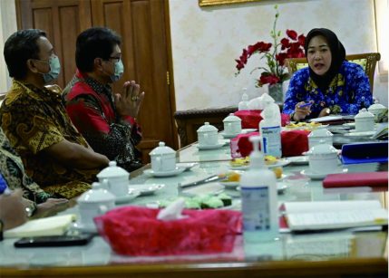 Bupati Purbalingga Dyah Hayuning Pratiwi (Tiwi) saat menerima audiensi Unperba di ruang kerjanya, Rabu 17 Mei 2023.