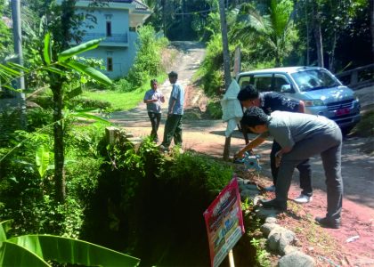 BPBD Purbalingga memantau jalan longsor di Desa Sindang – Kaliori Dusun Salam Kecamatan Mrebet