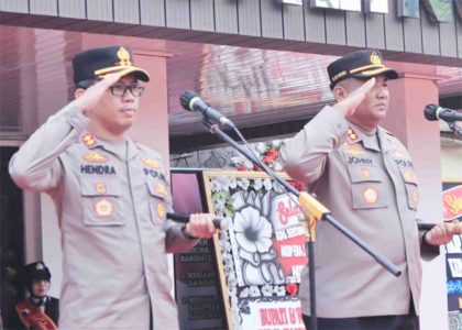 Kepala Kepolisian Resor (Kapolres) Purbalingga Ajun Komisaris Besar Polisi (AKBP) Hendra Irawan bersama AKBP Era Johny Kurniawan saat apel kenal pamit, di halaman Mapolres Purbalingga, Rabu 3 Mei 2023.