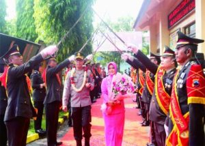 Tradisi pedang pora menyambut hadirnya Ajun Komisaris Besar Polisi (AKBP) Hendra Irawan Kepala Kepolisian Resor (Kapolres) Purbalingga, di halaman Mapolres Purbalingga, Rabu 3 Mei 2023. Tradisi pedang pora menyambut hadirnya Ajun Komisaris Besar Polisi (AKBP) Hendra Irawan Kepala Kepolisian Resor (Kapolres) Purbalingga, di halaman Mapolres Purbalingga, Rabu 3 Mei 2023.