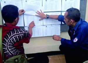 Badan Pengawas Pemilihan Umam (Bawaslu) Kabupaten Purbalingga memastikan pengumaman DPS telah dipasang di Desa Candi Wulan Kec. Kutasari Badan Pengawas Pemilihan Umam (Bawaslu) Kabupaten Purbalingga memastikan pengumaman DPS telah dipasang di Desa Candi Wulan Kec. Kutasari