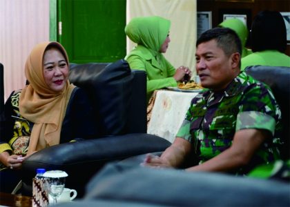 Bupati Purbalingga Dyah Hayuning Pratiwi (Tiwi) bersama Panglima Komando Daerah Militer (Pangdam) IV/Diponegoro, Mayjen TNI Widi Prasetijono saat Kunker di Yonif 406/Candra Kusuma, di Aula Yonif 406/Candra Kusuma, Selasa 23 Mei 2023