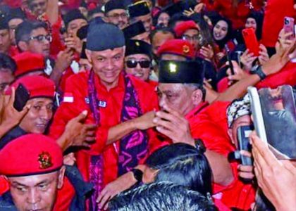 Ganjar Pranowo (tengah) bakal calon presiden Partai Demokrasi Indonesia Perjuangan (PDIP) bersama para pendukungnya saat acara Konsolidasi Pemenangan Bacapres PDIP di Serang, Banten, Sabtu 27 Mei 2023.