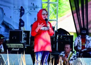 Bupati Purbalingga Dyah Hayuning Pratiwi sebelum melepas Start Jalan Sehat May Day di kompleks Objek Wisata Owabong Waterpark, Kecamatan Bojongsari, Minggu 14 Mei 2023.