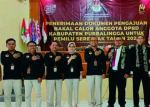 Partai Ummat menjadi partai pertama yang mendaftarkan Bakal Calon Legislatif (Bacaleg) untuk Pemilihan Umum (Pemilu) 2024 ke Komisi Pemilihan Umum (KPU) Kabupaten Purbalingga, Rabu, 10 Mei 2023. Partai Ummat menjadi partai pertama yang mendaftarkan Bakal Calon Legislatif (Bacaleg) untuk Pemilihan Umum (Pemilu) 2024 ke Komisi Pemilihan Umum (KPU) Kabupaten Purbalingga, Rabu, 10 Mei 2023.