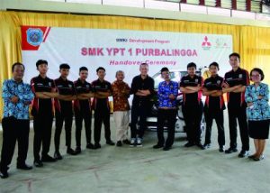 Kepala SMK YPT 1 Purbalingga, Saryono bersama tim Kompetisi Budaya Industri 5S+Safety PT Mitsubishi Motors Krama Yudha Indonesia (MMKI) usai tasyakuran di aula serbaguna SMK YPT 1 Purbalingga, Selasa 2 Mei 2023. 