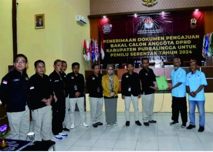 Ketua DPC Partai Gelora Kabupaten Purbalingga, Andi Rofik secara simbolis menyerahkan dokumen pengajuan bakal calon anggota DPRD Kabupaten Purbalingga untuk Pemilihan Umum Serentak 2024 kepada Ketua KPU Kabupaten Purbalingga, Eko Setiawan, di kantor KPU Purbalingga, Minggu 14 Mei 2023.