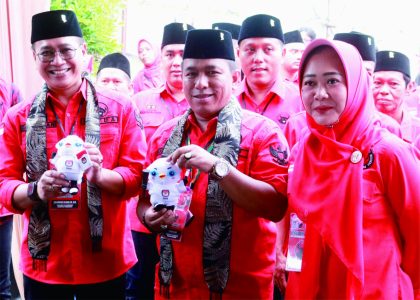 Ketua DPC PDI Perjuangan Purbalingga HR Bambang Irawan bersama Sekretaris DPC PDI Perjuangan Purbalingga Karseno menerima maskot pemilu 2024 Sura Sulu sebelum mendaftar Bakal Calon Anggota Legislatif PDI Perjuangan (Bacaleg PDI Perjuangan), di kantor KPU Purbalingga, Kamis 11 Mei 2023 sore.