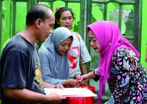 Bupati Purbalingga Dyah Hayuning Pratiwi (Tiwi) memberikan santunan untuk guru honorer SDN 2 Sokawera, Ida Ulmu Fitriani dan Imam Sudrajat warga Desa Brobot, Kecamatan Bojongsari, Kabupaten Purbalingga ludes terbakar si jago merah, Selasa, 2 Mei 2023