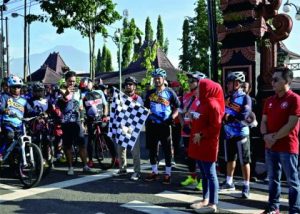 Bupati Purbalingga Dyah Hayuning Pratiwi (Tiwi) melepas Fun Bike dalam rangka Komunitas Sepeda Purbalingga Rayakan Anniversary Ke-4, dari depan Pendopo Dipokusumo Purbalingga, Minggu 14 Mei 2023 Bupati Purbalingga Dyah Hayuning Pratiwi (Tiwi) melepas Fun Bike dalam rangka Komunitas Sepeda Purbalingga Rayakan Anniversary Ke-4, dari depan Pendopo Dipokusumo Purbalingga, Minggu 14 Mei 2023