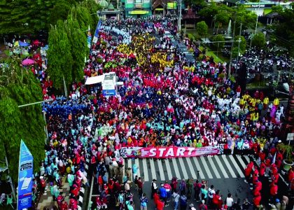 Memperingati Hari Pendidikan Nasional (Hardiknas) Tahun 2023, Bupati Purbalingga Dyah Hayuning Pratiwi mengikuti jalan sehat bersama 16.000 orang peserta.