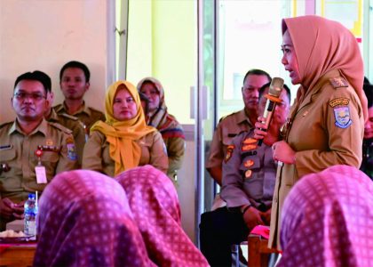 Bupati Purbalingga Dyah Hayuning Pratiwi (Tiwi) saat acara Amaliyah Syawal/Halal Bihalal Pemkab Purbalingga bersama Aparatur Pemerintah se-Kecamatan Pengadegan, di Kantor Kecamatan Pengadegan, Senin 22 Mei 2023