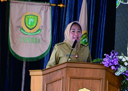 Bupati Purbalingga, Dyah Hayuning Pratiwi (Tiwi) saat memberikan sambutan dalam acara Pelantikan Rektor Unperba dan Peresmian Masjid Harfin Baitussalam, Senin 22 Mei 2023.