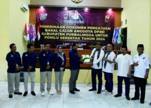 Ketua DPC PKB Kabupaten Purbalingga, Muklis secara simbolis menyerahkan dokumen pengajuan bakal calon anggota DPRD Kabupaten Purbalingga untuk Pemilihan Umum Serentak 2024 kepada Ketua KPU Kabupaten Purbalingga, Eko Setiawan, di kantor KPU Purbalingga, Sabtu 13 Mei 2024.