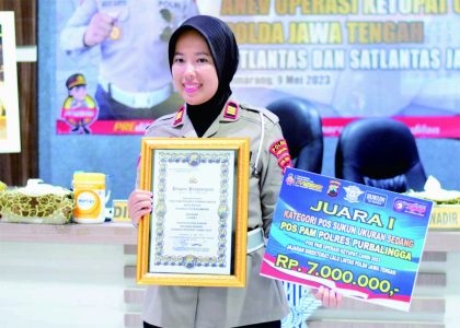 Kasat Lantas Polres Purbalingga, AKP Mia Novrila Safitri menerima penghargaan dari Dirlantas Polda Jateng sebagai Terbaik Pertama Operasi Ketupat Candi 2023, kategori Pos Sukun ukuran sedang di aula lantai dua Ditlantas Polda Jateng, Selasa 9 Mei 2023