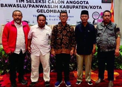 Tim seleksi Calon Anggota Bawaslu Zona 6 yang meliputi Kabupaten Banyumas, Cilacap, Purbalingga dan Banjarnegara berfoto saat mengikuti pembekalan di Hotel Sultan Jakarta, Minggu 7 Mei 2023. (Dok Tim Seleksi). Tim seleksi Calon Anggota Bawaslu Zona 6 yang meliputi Kabupaten Banyumas, Cilacap, Purbalingga dan Banjarnegara berfoto saat mengikuti pembekalan di Hotel Sultan Jakarta, Minggu 7 Mei 2023. (Dok Tim Seleksi).