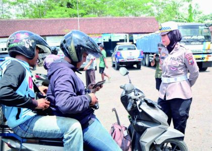 Kasat Lantas Polres Purbalingga, AKP Mia Novrila Safitry saat sosialisasi tertib berlalu lintas