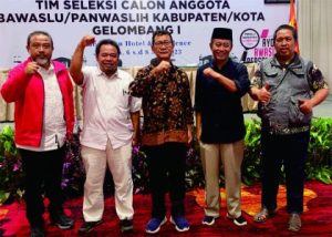 Ketua PWI Purbalingga, Joko Santoso S.Si, (berjaket merah) menjadi anggota tim seleksi Calon Anggota Bawaslu Zona 6 yang meliputi Kabupaten Banyumas, Cilacap, Purbalingga dan Banjarnegara berfoto saat mengikuti pembekalan di Hotel Sultan Jakarta, Minggu 7 Mei 2023. (Dok Tim Seleksi). Ketua PWI Purbalingga, Joko Santoso S.Si, (berjaket merah) menjadi anggota tim seleksi Calon Anggota Bawaslu Zona 6 yang meliputi Kabupaten Banyumas, Cilacap, Purbalingga dan Banjarnegara berfoto saat mengikuti pembekalan di Hotel Sultan Jakarta, Minggu 7 Mei 2023. (Dok Tim Seleksi).
