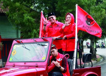 Ketua DPC PDI Perjuangan Purbalingga HR Bambang Irawan dan fungsionaris DPC PDI Perjuangan Purbalingga yang juga Bupati Purbalingga Dyah Hayuning Pratiwi (Tiwi)  memimpin langsung acara penyerahan Bacaleg, Kamis 11 Mei 2023 sore.  