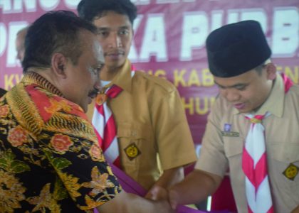 Ketua Kwartir Cabang (Kwarcab) Gerakan Pramuka Kabupaten Purbalingga, Tri Gunawan Setyadi memberikan penghargaan kepada para juara Anugerah Kehumasan Pramuka Purbalingga, di Sanggar Bakti Pramuka, Kamis 8 Juni 2023.