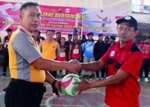 Pembukaan Turnamen Bola Voli Hari Bhayangkara ke-77 Polres Purbalingga, Kabagsdm Polres Purbalingga, Kompol Supriyanto dengan penyerahan bola kepada perwakilan dari PBVSI Purbalingga sebagai perangkat pertandingan, di Lapangan Bola Voli Indoor SMK Negeri 2 Purbalingga, Sabtu 17 Juni 2023 Pembukaan Turnamen Bola Voli Hari Bhayangkara ke-77 Polres Purbalingga, Kabagsdm Polres Purbalingga, Kompol Supriyanto dengan penyerahan bola kepada perwakilan dari PBVSI Purbalingga sebagai perangkat pertandingan, di Lapangan Bola Voli Indoor SMK Negeri 2 Purbalingga, Sabtu 17 Juni 2023