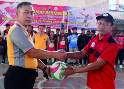 Pembukaan Turnamen Bola Voli Hari Bhayangkara ke-77 Polres Purbalingga, Kabagsdm Polres Purbalingga, Kompol Supriyanto dengan penyerahan bola kepada perwakilan dari PBVSI Purbalingga sebagai perangkat pertandingan, di Lapangan Bola Voli Indoor SMK Negeri 2 Purbalingga, Sabtu 17 Juni 2023