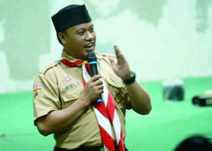 Kak Danu Ginta Indra Prasta, pelatih dari Pusdiklatcab Kwarcab Purbalingga saat Kursus Orientasi Singkat (KOS) Kepramukaan, di Gugus Depan 12.701 – 12.702 SMA Ma’arif Karangmoncol .