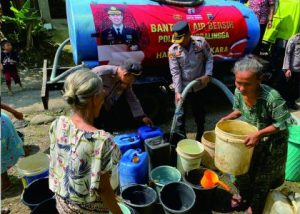 Polres Purbalingga mendistribusikan air bersih bagi warga di Desa Kaliori, Kecamatan Karanganyar, Kabupaten PurbaIingga, Kamis 15 Juni 2023. Polres Purbalingga mendistribusikan air bersih bagi warga di Desa Kaliori, Kecamatan Karanganyar, Kabupaten PurbaIingga, Kamis 15 Juni 2023.