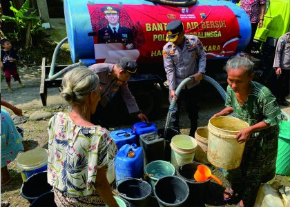 Polres Purbalingga mendistribusikan air bersih bagi warga di Desa Kaliori, Kecamatan Karanganyar, Kabupaten PurbaIingga, Kamis 15 Juni 2023.