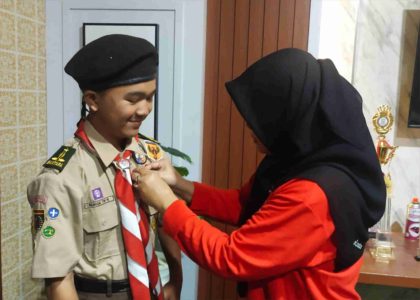 Waka Humas dan Informatika Kwarcab Purbalingga, Jiah Palupi Twihantarti menyematkan pin kepada Rangga Tri Wicaksono Duta Humas Kwarcab Purbalingga di Kantor Dinkominfo Purbalingga, Jumat 23 Juli 2023