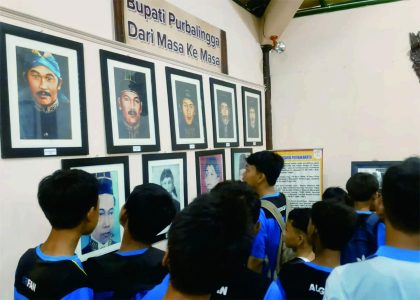 Ratusan siswa klas VII dan VIII SMP Negeri 1 Kertanegara berkunjung ke museum daerah Prof. Soegarda Poerbakawatja Purbalingga, Selasa 27 Juli 2023.