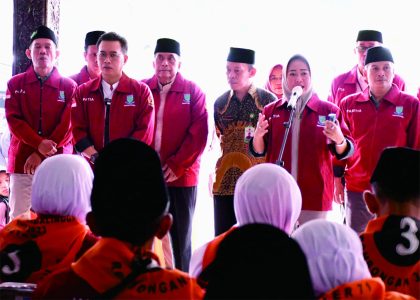 Bupati Bupati Purbalingga Dyah Hayuning Pratiwi (Tiwi) sebelum melepas keberangkatan calon jemaah haji Kloter-71 dan 72 ke Embarkasi Haji Donohudan Surakarta.dari Pendopo Dipokusumo, Rabu 14 Juni 2023