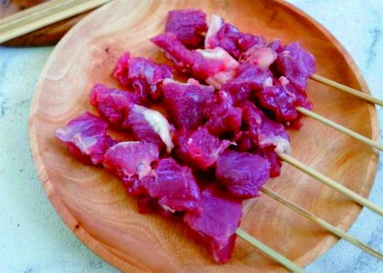 Tusuk sate dengan tusukan sate.